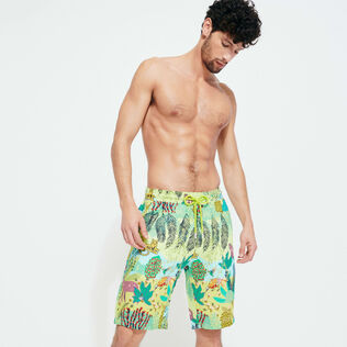Bermuda uomo in lino con stampa Jungle Rousseau Zenzero vista frontale indossata