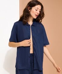 Solid Unisex-Bowling-Hemd aus Leinenjersey Marineblau Frauen Vorderansicht getragen