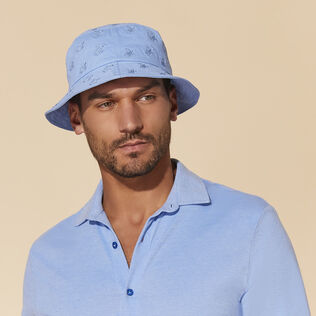 Embroidered Bucket Hat Turtles All Over Azzurro cielo vista frontale indossata