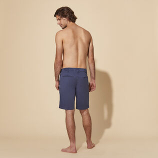 Men Tencel Cotton Bermuda Shorts Solid Marineblau Rückansicht getragen