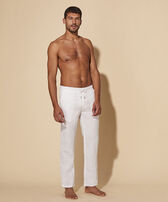 Men Linen Pants Solid Bianco vista frontale indossata