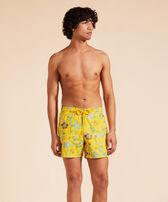 Men Swim Shorts Embroidered Tropical Turtles - Limited Edition Corn 正面穿戴视图