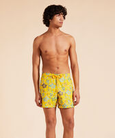 Men Swim Shorts Embroidered Tropical Turtles - Limited Edition Maiz vista frontal desgastada