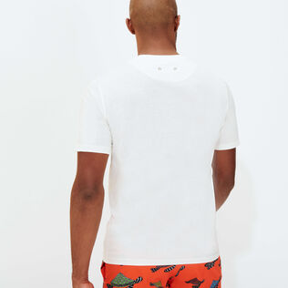 Camiseta de algodón orgánico de color liso para hombre Blanco tiza vista trasera desgastada