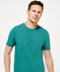 Camiseta de algodón orgánico de color liso para hombre Linden vista frontal desgastada