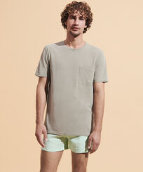 Men Organic Cotton T-shirt Solid Eucalyptus vista frontal desgastada