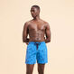 Marché Provencal Badeshorts mit Stickerei für Herren – Limitierte Serie Earthenware Vorderseite getragene Ansicht