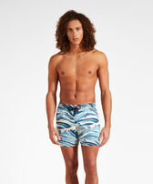 Pantaloncini mare uomo elasticizzati Wave - Vilebrequin x Maison Kitsuné Blu vista frontale indossata