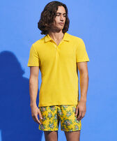 Polo en coton éponge organique homme uni Soleil vue portée de face