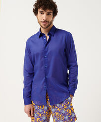 Camisa ligera unisex en gasa de algodón de color liso Purple blue vista frontal de hombre desgastada