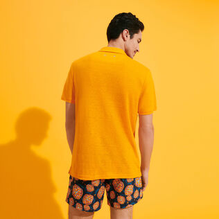 Polo en punto de lino de color liso para hombre Zanahoria vista trasera desgastada