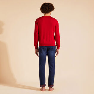 Men Merino Wool Cashmere Silk Crewneck Sweater Moulin rouge Rückansicht getragen
