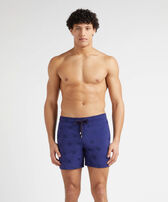 Pantaloncini mare uomo ricamati Micro Ronde des Tortues Diagonale - Edizione limitata Midnight vista frontale indossata