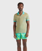 Polo de algodón de color liso para hombre Vitamin vista frontal desgastada