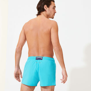 男士纯色修身弹力游泳短裤 Azure 背面穿戴视图