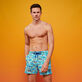 Bañador elástico con estampado Palms & Surfs para hombre de Vilebrequin x The Beach Boys Lazulii blue detalles vista 3