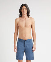 Bermuda uomo in gabardine di Tencel  Blu mare vista frontale indossata