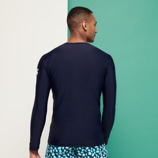 Einfarbiges Rashguard für Herren Marineblau Rückansicht getragen