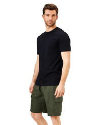 Camiseta de algodón orgánico de color liso para hombre Negro vista frontal desgastada