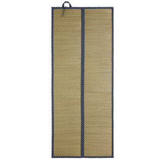 Raffia-Strandmatte – Sun Collector Marineblau Vorderseite getragene Ansicht