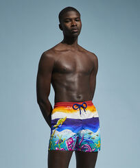 Pantaloncini mare uomo Mareviva - Vilebrequin x Kenny Scharf Multicolore vista frontale indossata