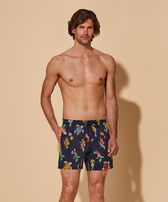 男士 Mosaïque 刺绣游泳短裤 - 限量版 Ink 正面穿戴视图