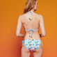 Damen Fitted Bedruckt - Palms & Stripes Bikinihose zum Binden für Damen – Vilebrequin x The Beach Boys, Weiss Rückansicht getragen