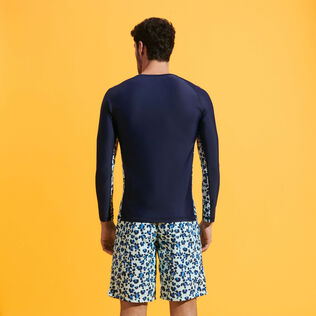 Langärmeliger Turtles Leopard Rashguard für Herren Thalassa Rückansicht getragen