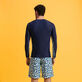 Langärmeliger Turtles Leopard Rashguard für Herren Thalassa Rückansicht getragen