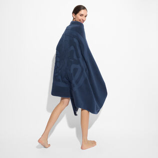 Unisex-Handtuch aus Bio-Baumwolle – Vilebrequin x Ines de la Fressange Marineblau Rückansicht getragen