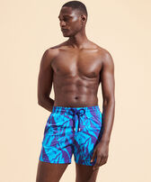Les Draps Froissés Stretch-Badeshorts für Herren Neptune blue Vorderseite getragene Ansicht