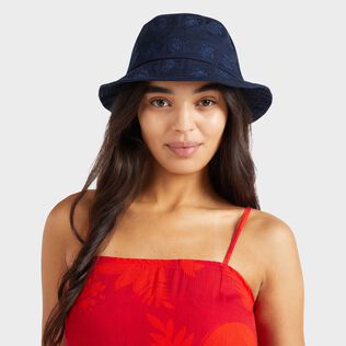 Embroidered Bucket Hat Turtles All Over Marineblau Vorderseite getragene Ansicht