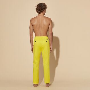 Pantalon strech en coton et modal homme Soleil vue portée de dos