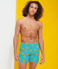 Uomo Classico stretch Stampato - Costume da bagno uomo elasticizzato con girovita piatto Starfish Dance, Blu curacao vista frontale indossata