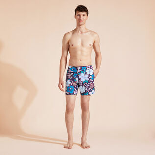 Tropical Turtles Stretch-Badeshorts mit flachem Bund für Herren Midnight Vorderseite getragene Ansicht