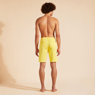 Solid Bermudashorts aus Tencel-Satin für Herren Sonne Rückansicht getragen