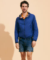 Chaqueta cortavientos reversible con estampado Carapaces para hombre Extranjero vista frontal desgastada