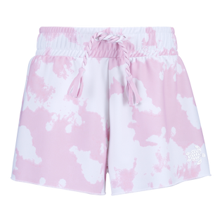 Fille en short store transparent