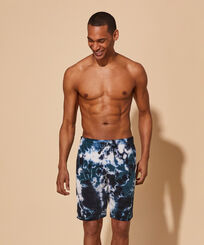 Bermudas de felpa con estampado Rough Ocean Tie &amp; Dye para hombre Emerald vista frontal desgastada