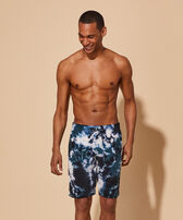 Bermudas de felpa con estampado Rough Ocean Tie & Dye para hombre Emerald vista frontal desgastada
