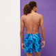 Costume da bagno uomo ultraleggero e ripiegabile Nautilius Tie & Dye Azzurro vista indossata posteriore