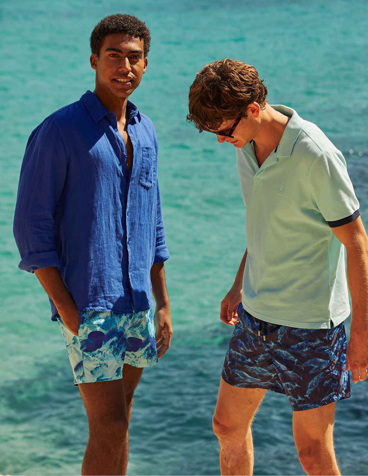 Dos hombres con camisas de lino y bañadores Vilebrequin.