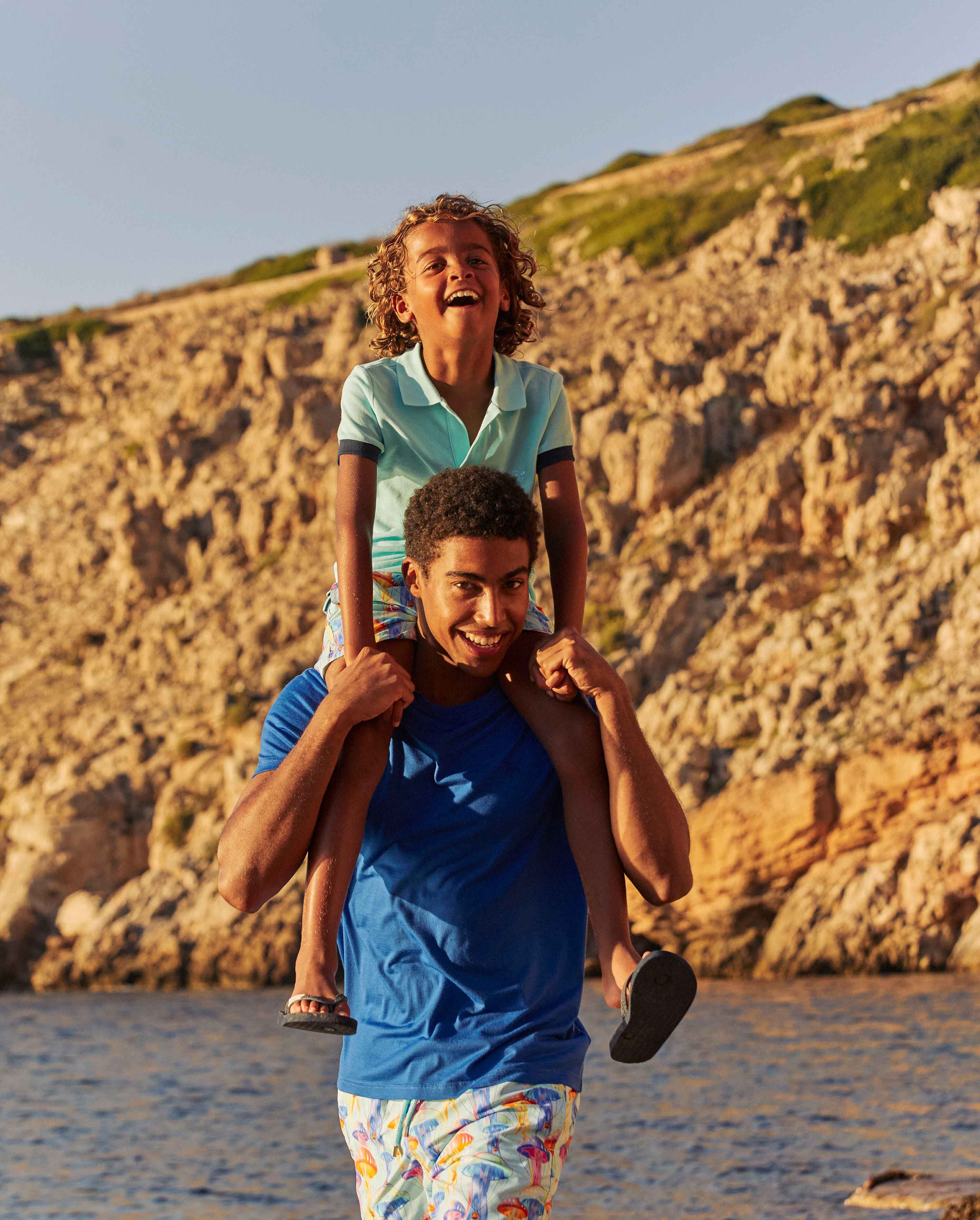 Le père et le fils s’amusent ensemble
