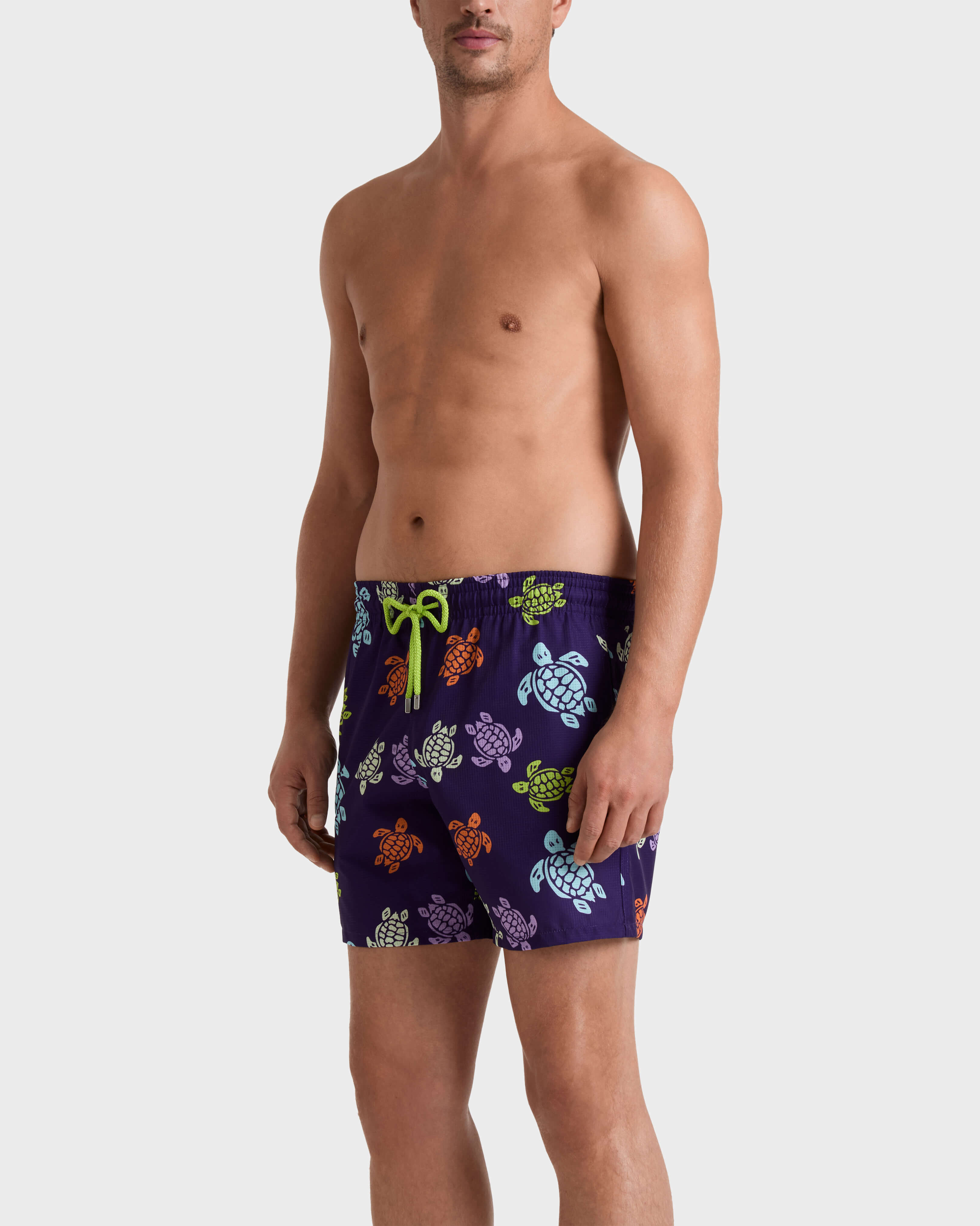 Bañador microperforado ultraligero y plegable con estampado Tortues Multicolores para hombre VIOLETTE frontworn view