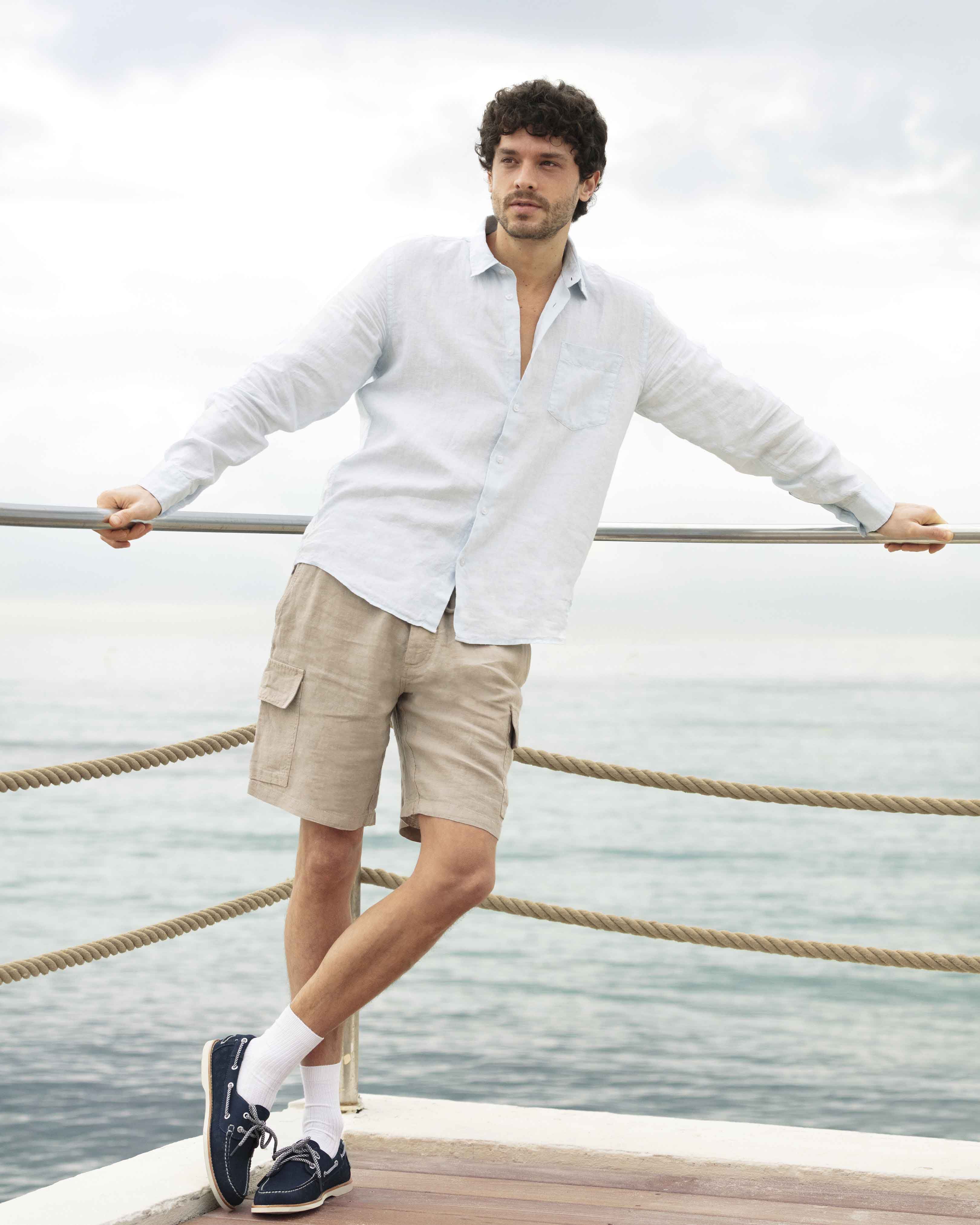 Chemise en lin homme unie BLEU CIEL lifestyle view