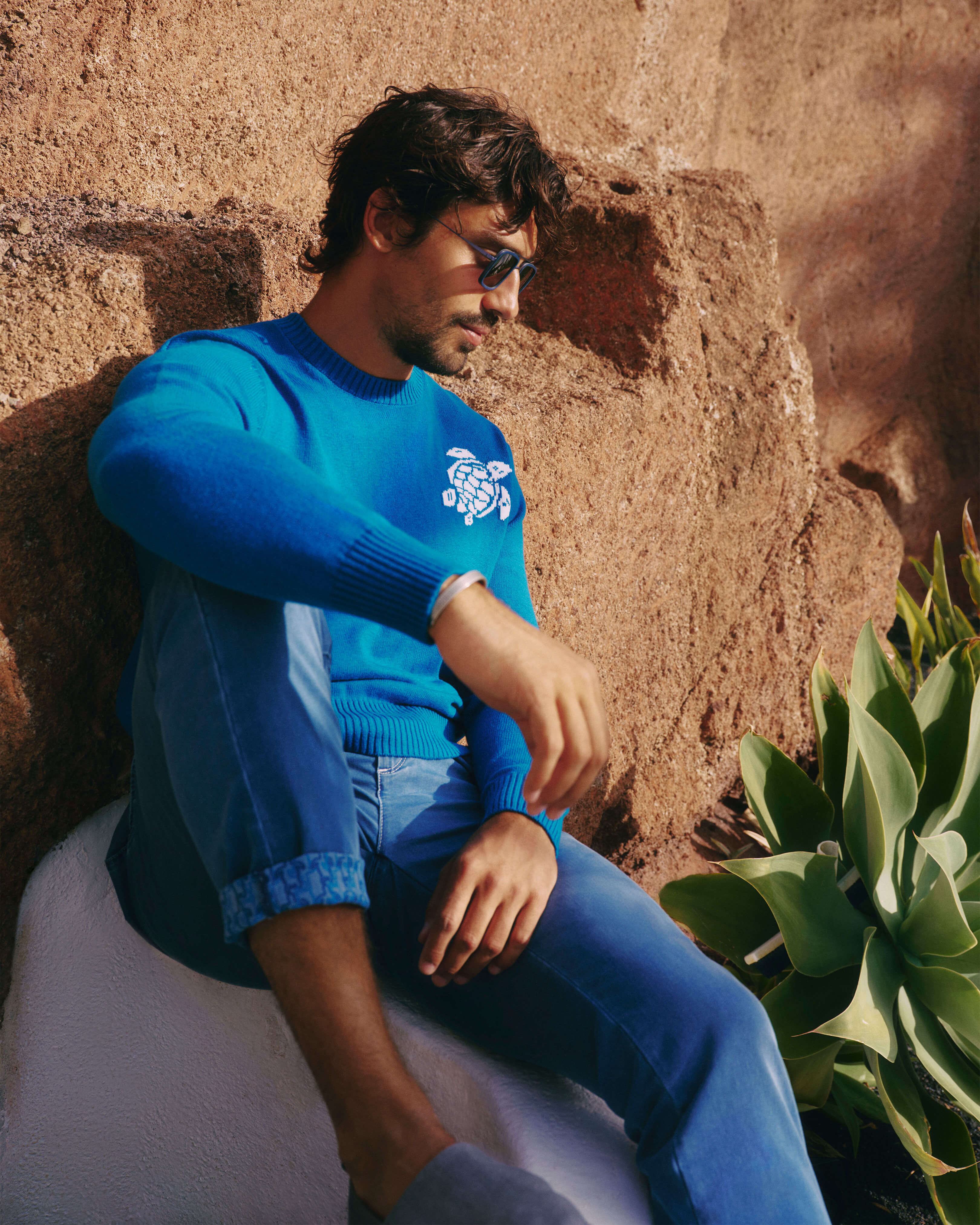 Maglione girocollo uomo in cotone e cashmere Turtle PEACOCK lifestyle view