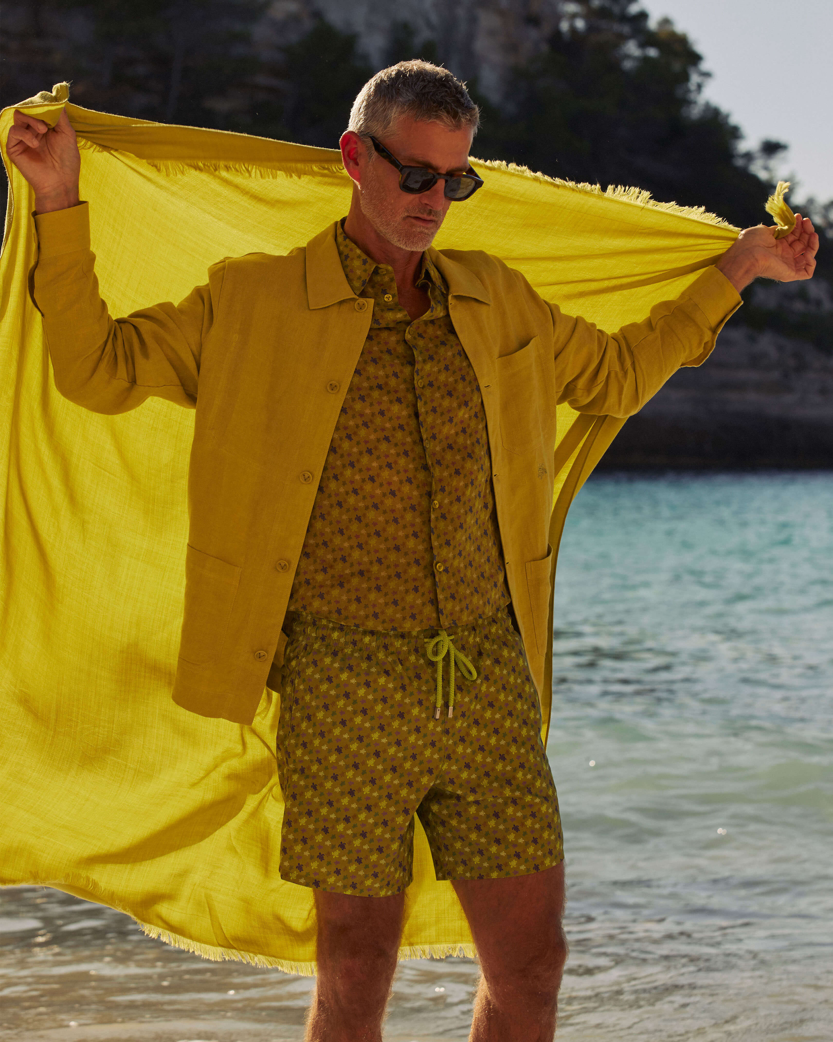 Sobrecamisa de lino de color liso para hombre AJENJO lifestyle view