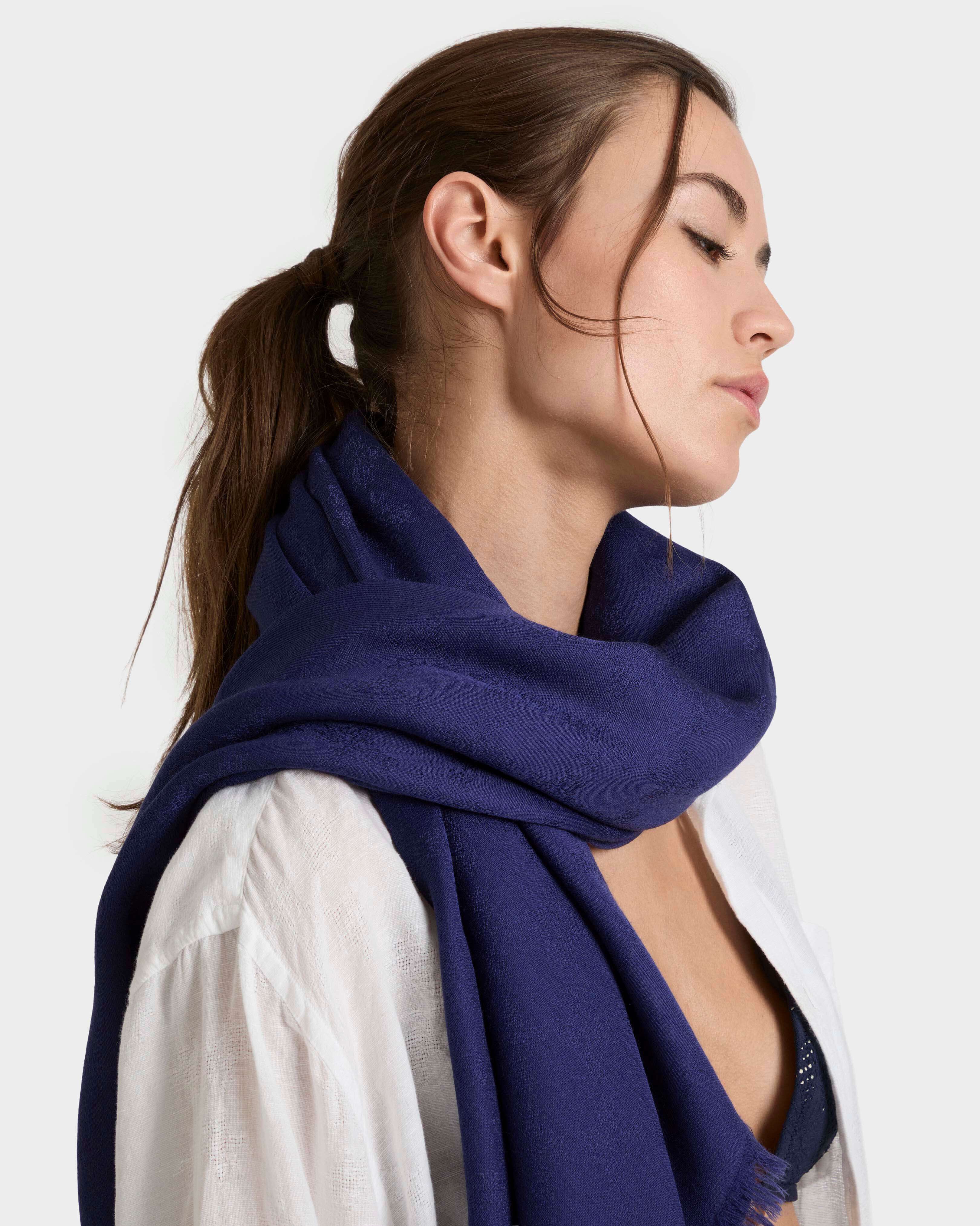 Estola con estampado Ronde des Tortues AZUL MARINO frontworn view