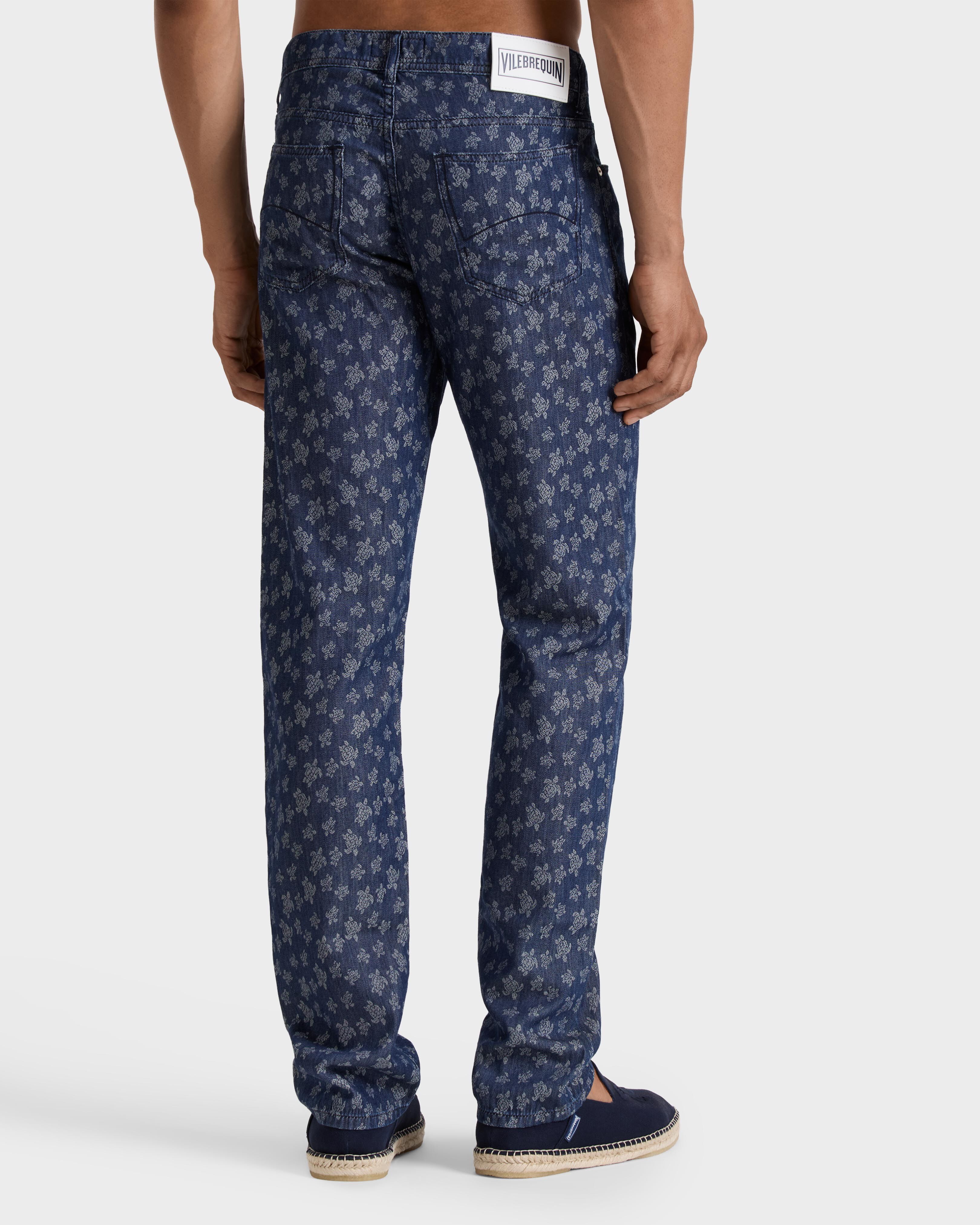 Pantalones vaqueros claros con estampado jacquard Ronde Des Tortues para hombre DARK DENIM W1 backworn view