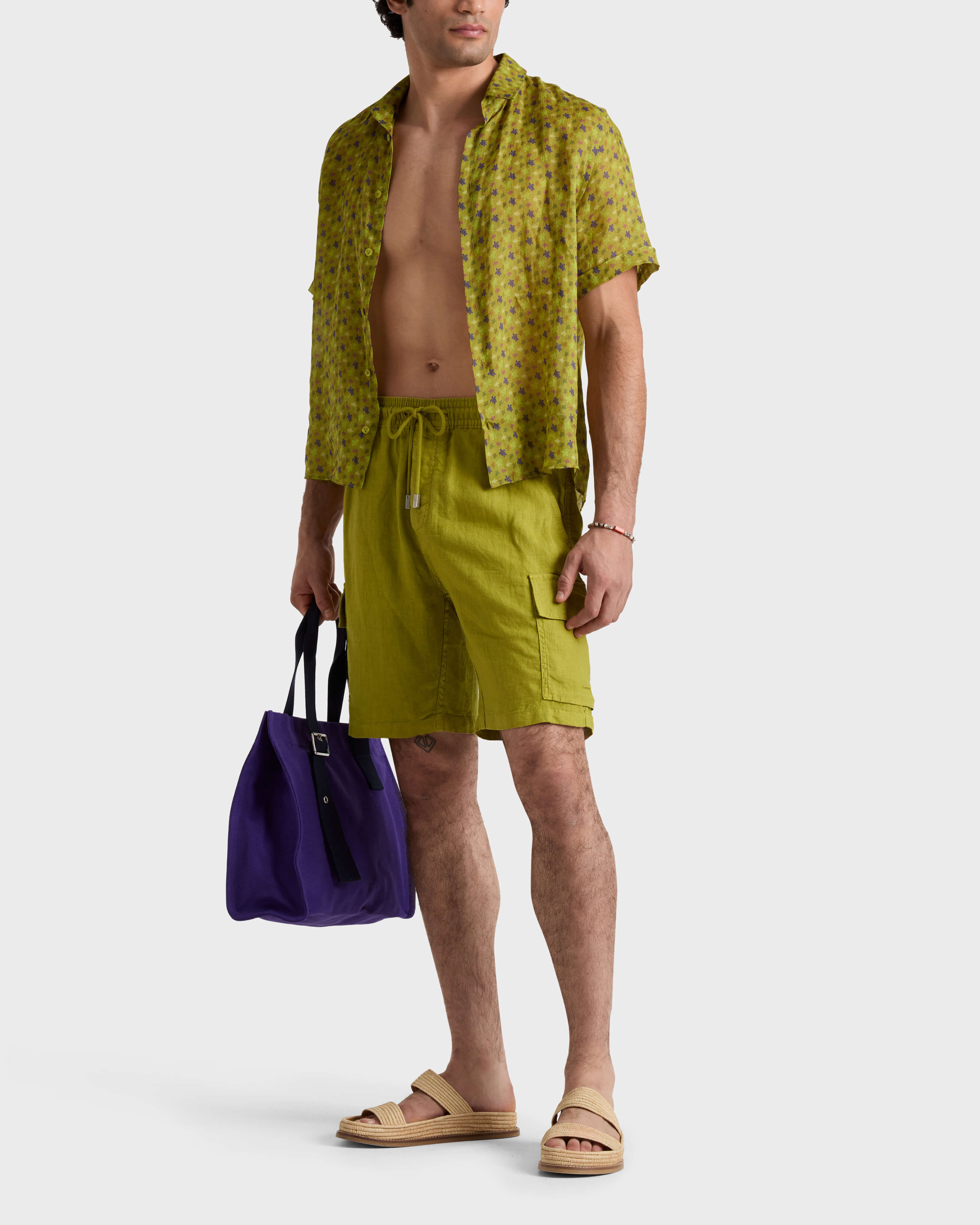 Bermuda cargo uomo in lino tinta unita VERDE PALLIDO frontworn view